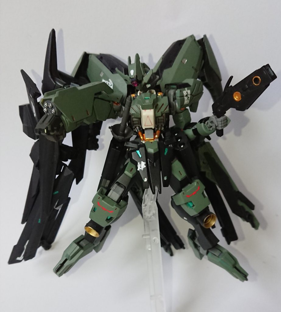 肩腕をリベイクフルシティにして、隠し武装としてガトリングを仕込みました。