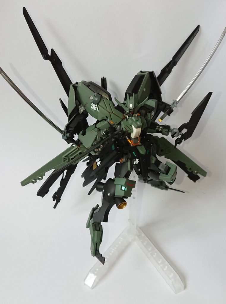 ノーネイムライフルを背中に、リベイクフルシティのサブアームを展開して近接戦闘モード。これだけ武器があれば、アクション苦手な私でも何とかなる…かなぁ?ご閲覧ありがとうございました。