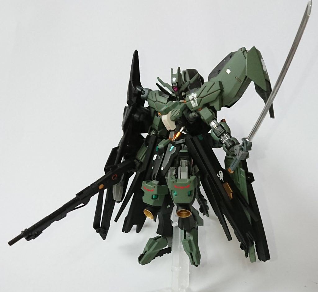 戦国兵装の刀とライフルを持たせたスタンダードな状態。肩のノーネイムライフルと腰のウェポンバインダーがマントのように見えてお気に入りです。