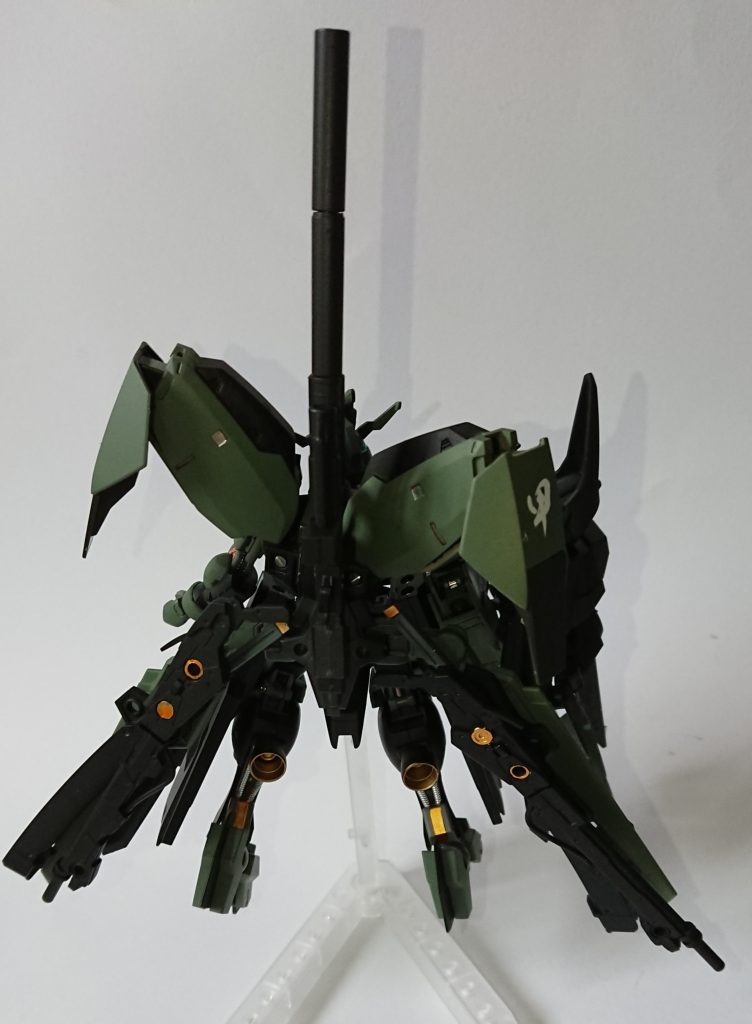 背面です。バックパックはリベイクフルシティ、腰アーマーにバトルアームズで作ったウェポンバインダーを付け武器を懸架出来るようにしました。