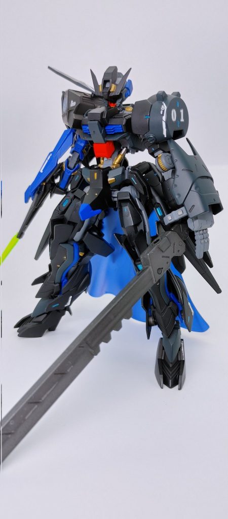 鉄血らしく格闘武器メインです。じゃあビーム兵器付けちゃダメじゃん?こまけぇこた良いんだよ。デモリッションナイフは刃渡りを短くし、折り畳み機構オミットしてデモリッションナイフショーティーとしています。片手で振り回せるくらいの大剣が個人的には好きです。