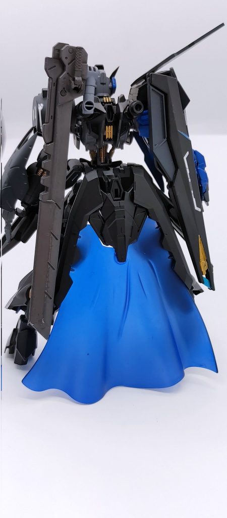 バックショット。マントのお陰で自立出来ます。というかないと立てません。マントの元々の色は紫ですが、ガイアノーツのウルトラマリンブルー使ったらめっちゃ青になりました。有能。せっかくならトライスラッシュブレイドとしてのモードも作っておけば良かったね。