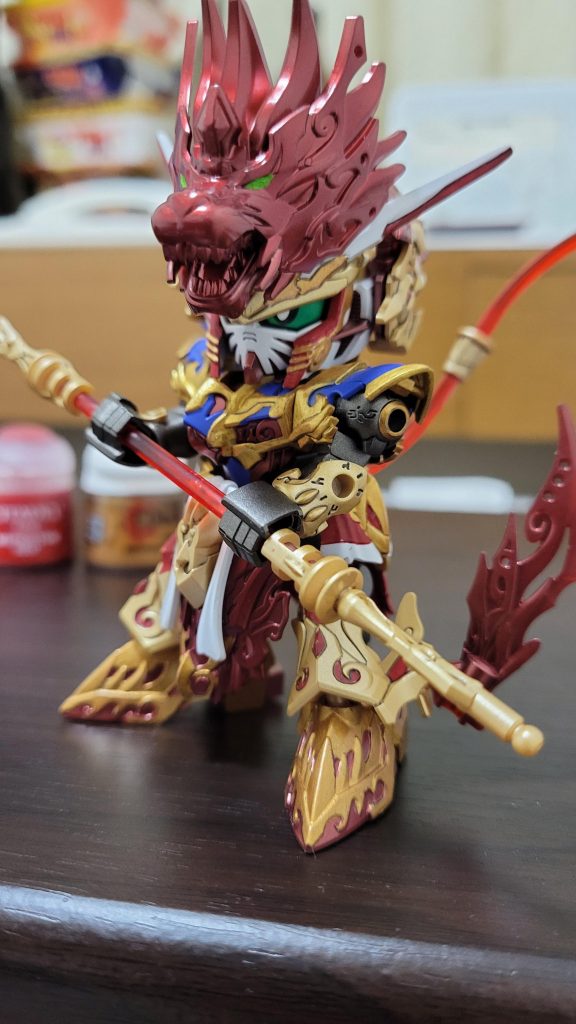 仮組後にバラし、下地塗装(青/白/金/メタレッド)したものをカバンに詰め込んで、1週間滞在のホテルで、細部の筆塗りをして完成させました。