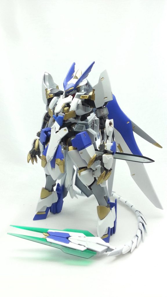 非武装素立ち。基本的には手持ちの遠距離武器を一切持たない近距離特化型の機体。非武装でも爪(ドラッヘンナーゲル)、尻尾(ドラッヘンシュヴァンツ)で攻撃可能。尻尾の先端は左右に開閉してアンカーの様に敵を拘束、切断可能。爪のせいで射撃武器が持てない少し残念な子。腰アーマーにはソードをマウント可能。