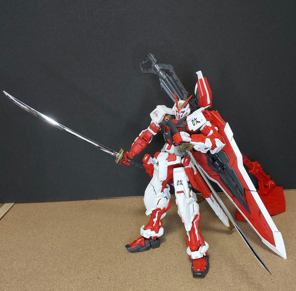 2振りの刀は、刀身がクロームメッキ加工されているので、いい具合に輝きます。