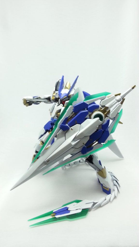 メイン盾来た!これでかつる!という事で意味深な形状の巨大盾(アプゾルートシュッツァー)普段はリミッターがかかっているが絶対的な防御力を誇る。ビーム、実体弾共に強固なフィールドが攻撃を遮る。