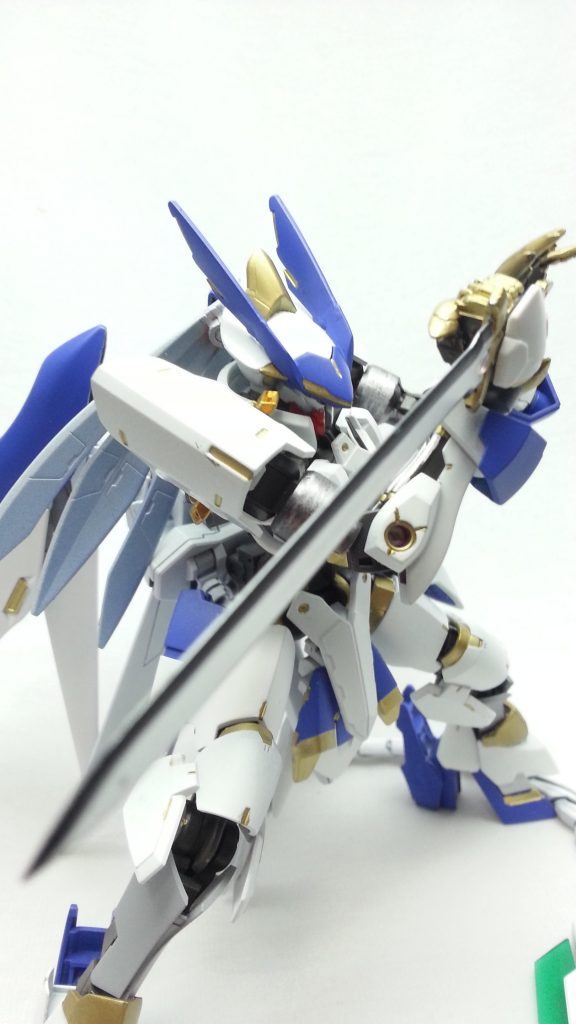 この剣は普通の剣。しいて言えば刃の部分にはナノラミネートアーマーが採用されているためビームを切り払うなんてことも出来るとか出来ないとか。