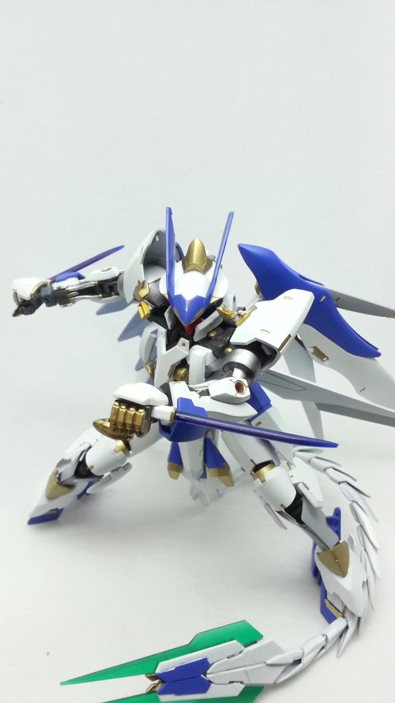 両肩アーマー裏にはビームダガー(ビュンデルファング)がマウントされていて、投擲、至近距離での攻防にて使用可能。