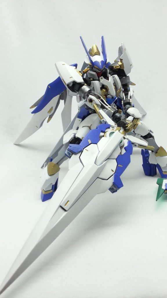 言わずもがな大剣モードにも可変する大楯。第一リミッターが解かれた状態。サイドのソードビットは接近する敵に牽制しつつ自動的に防御もしてくれる。