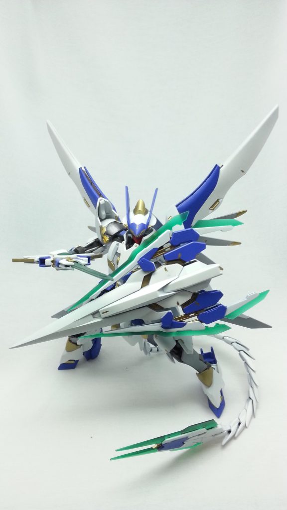 抜刀後は翼が展開して飛行も可能に。シールドも解放されて広域にフィールドを展開して味方を守りつつ強固な敵を両断する。