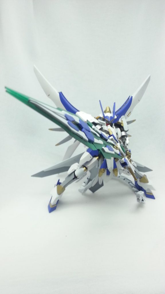 そして似非サンライズ立ち!多分凄い長いビーム刃が敵を両断する!因みに先端が左右に展開してゲロビも出る。