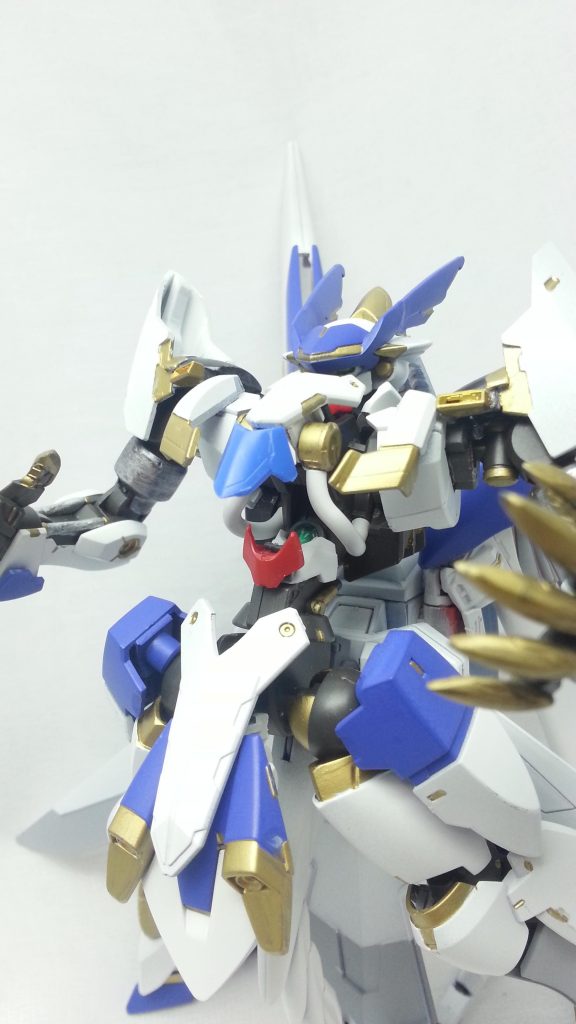 全エネルギーを開放!ドラッヘンカノーネ!きっとソードビットが機体前面で高速で回転して、その間を細いレーザーが通ると極太ビームになる的なギミック。一回撃つと動けなくなるとかならないとか。