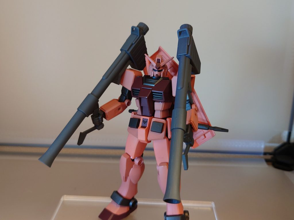 前から基本的にはEGガンダムをそのまま使用し、色にはガンダムカラーのシャアレッドやシャアピンクに少しだけブラックとピュアメタリックレッドを足した色で塗装しています。その他関節部にはメカサフスーパーヘヴィ、黒いパーツには黒鉄色を使っています。