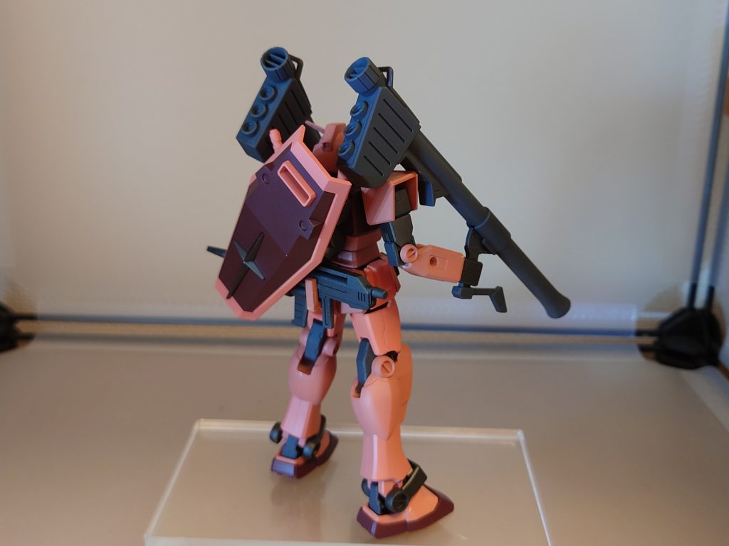 後ろから唯一プラバンで追加したのが腰のビームライフルのマウントです。今回はフル装備にしたので、両手に去年の一番くじのG−3ガンダムから取ったハイパーバズーカを持たせて背中にシールドとビームライフルをつけています。