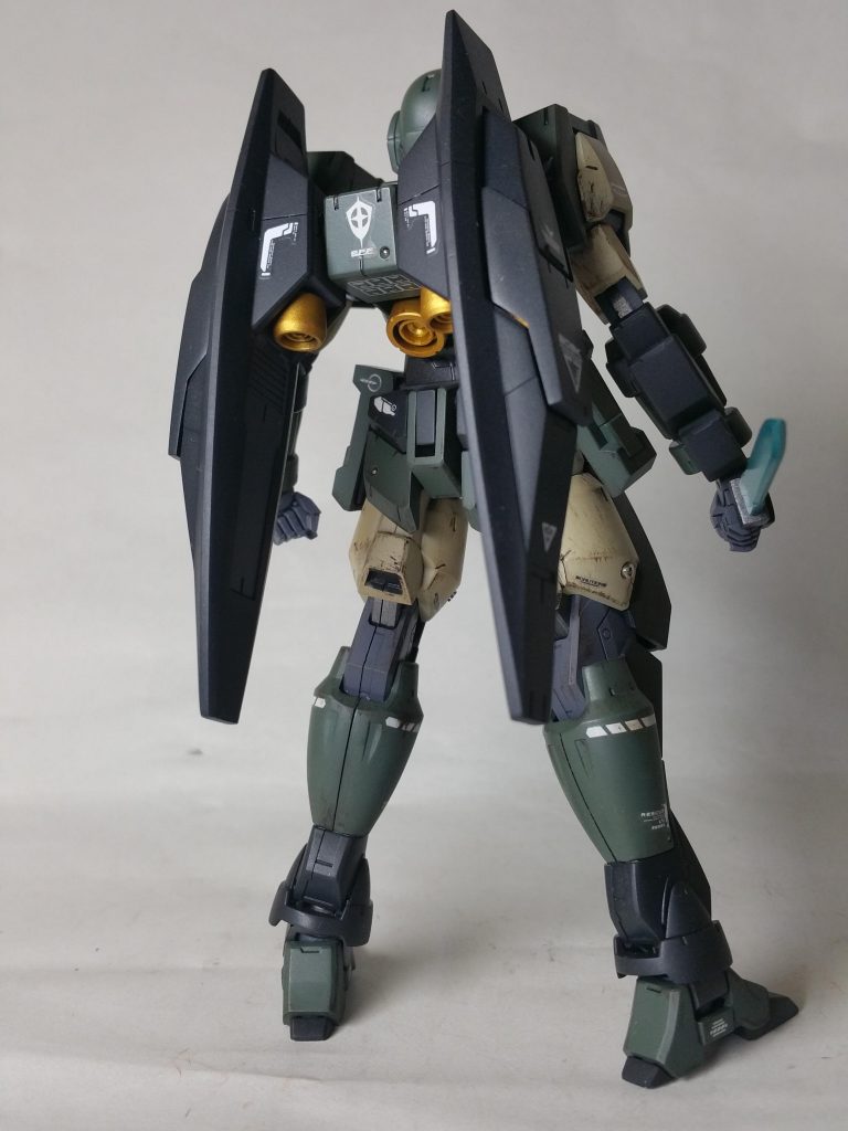 背面。AGEデカールが発売されたのでついついモリモリ使っちゃってます（　バーニア類のパーツはゴールドで。