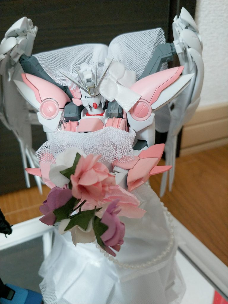 ウイングゼロウエディングカスタム。なんやかんやそれなりにはなったかな、と。本番までにツノをもっとキラキラにしてティアラっぽくする予定。というか土台をもうちょいキラキラにしたいけど、アイデアが浮かばない…