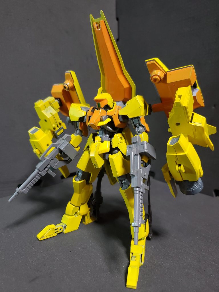 ベースキットはグレイズ一般機。ライフルを二本装備し、バックパックには主にジャイオーンのパーツを使用。脚部にオプションのナイフを固定武装として四本装備。バックパックと足首にプラ板を使用。