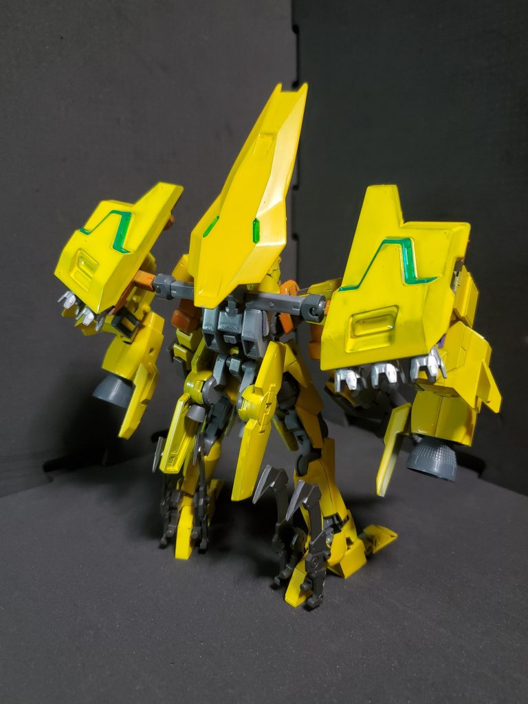 対バエル用という名目が示す通り、バエルに対抗できるようにバックパックはほぼ全てがスラスターで構成されている。また、片側のバインダーのみでモビルスーツを大気圏内で飛行させるほどの出力を誇る。しかし、バインダーの根元で重量を支える上に推力のほとんどをこのバインダーで賄っているため剥き出しのウィークポイントとなっている。