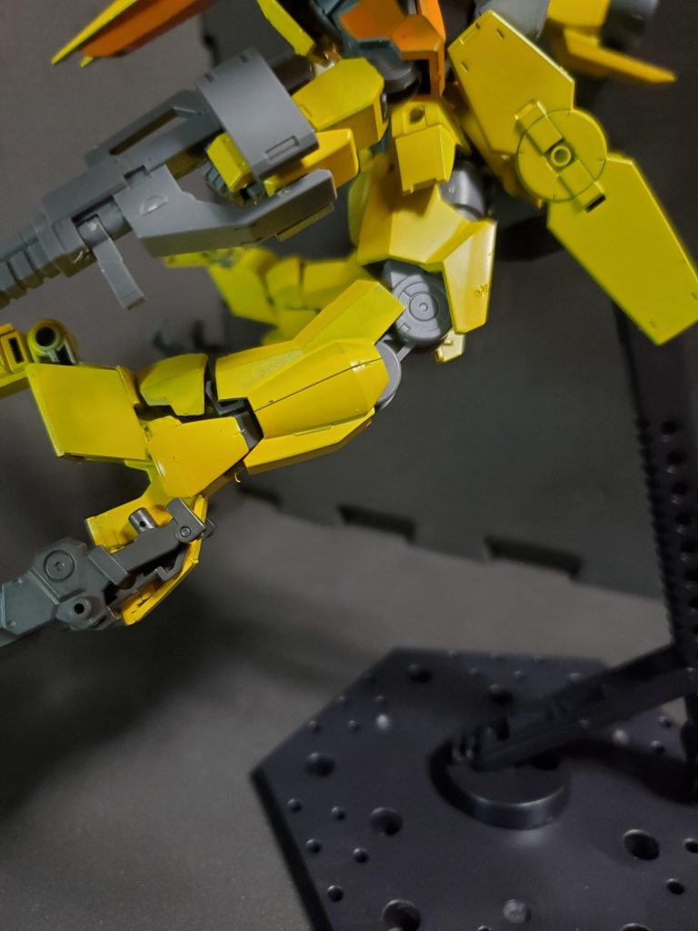 脚部を前に曲げるため、膝のアーマーを取り払った後、フレームの接続ピンを切り飛ばしている。