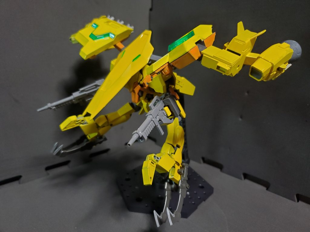 攻撃形態。この機体の本領を発揮するための姿。武装を前に、スラスターを後ろに向けるその姿は、別世界の名前を借りるとしたら『鉄血版カオスガンダム』と言えるだろう。足首はクローアームに変形。