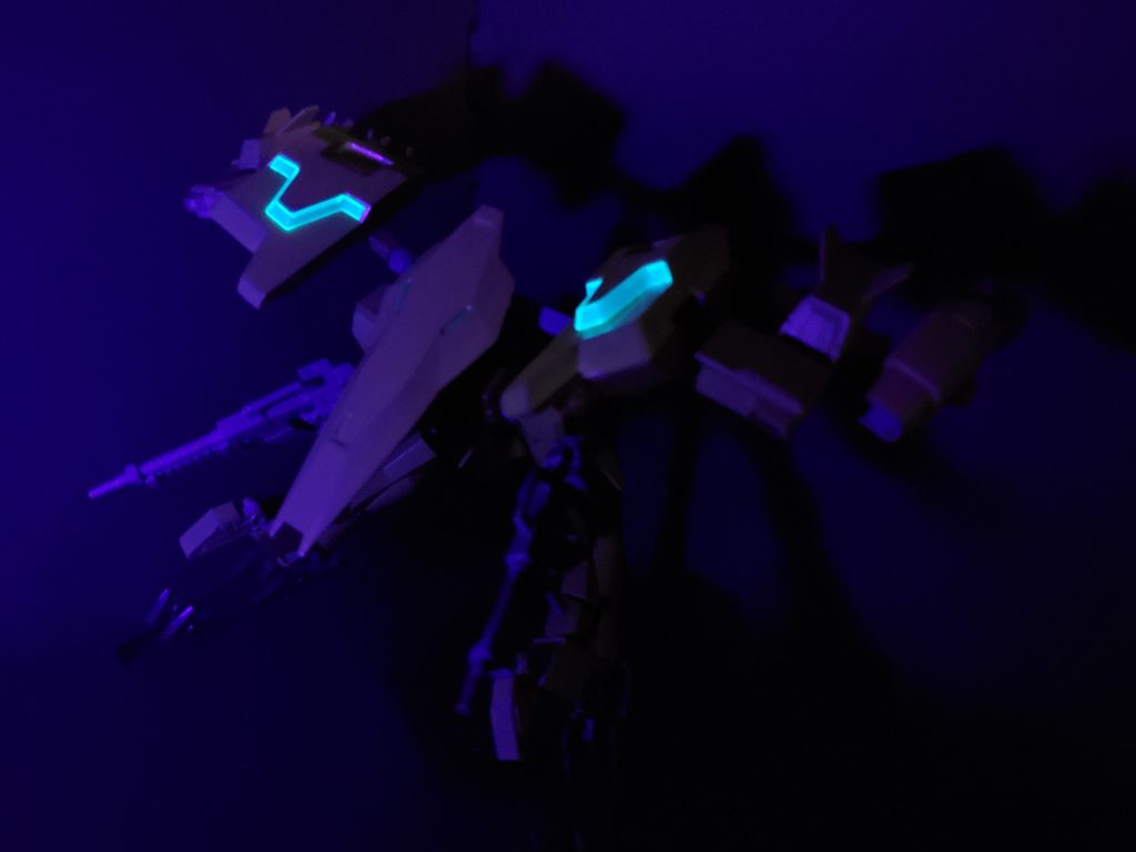 ジャイオーンのパーツを使用したため、バックパックの一部がUVライトに反応。