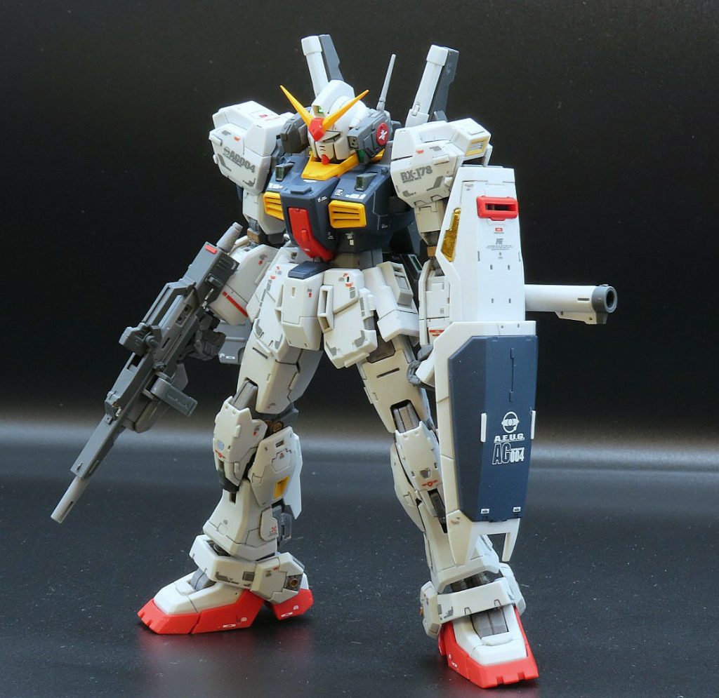 いつものように成形色仕上げです。一部筆塗りで塗装をしているほか、プラ板とスジ彫りを追加し、少しだけディテールを増やしています。