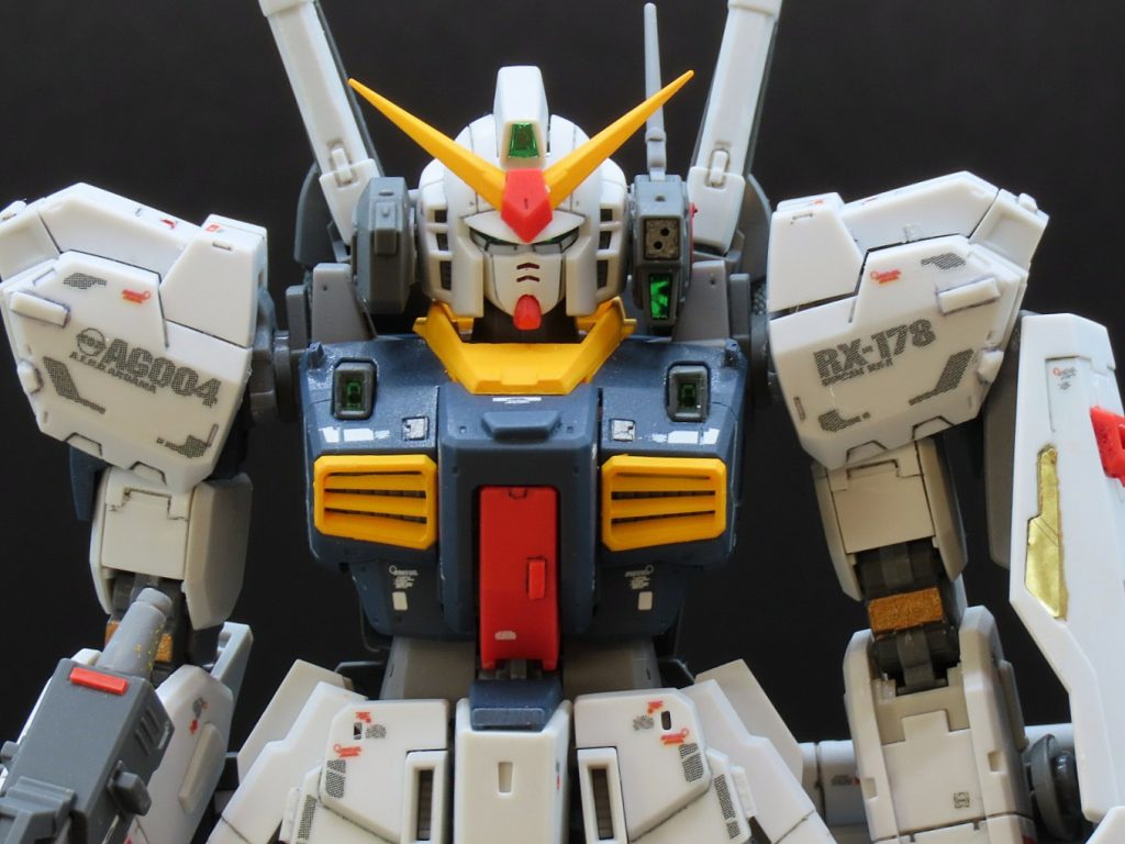 フェイス部分はそのままだとやや面長に感じたので、頬とへの字のスリットの下部を削り、赤いパーツを少し上げて小顔化しています。