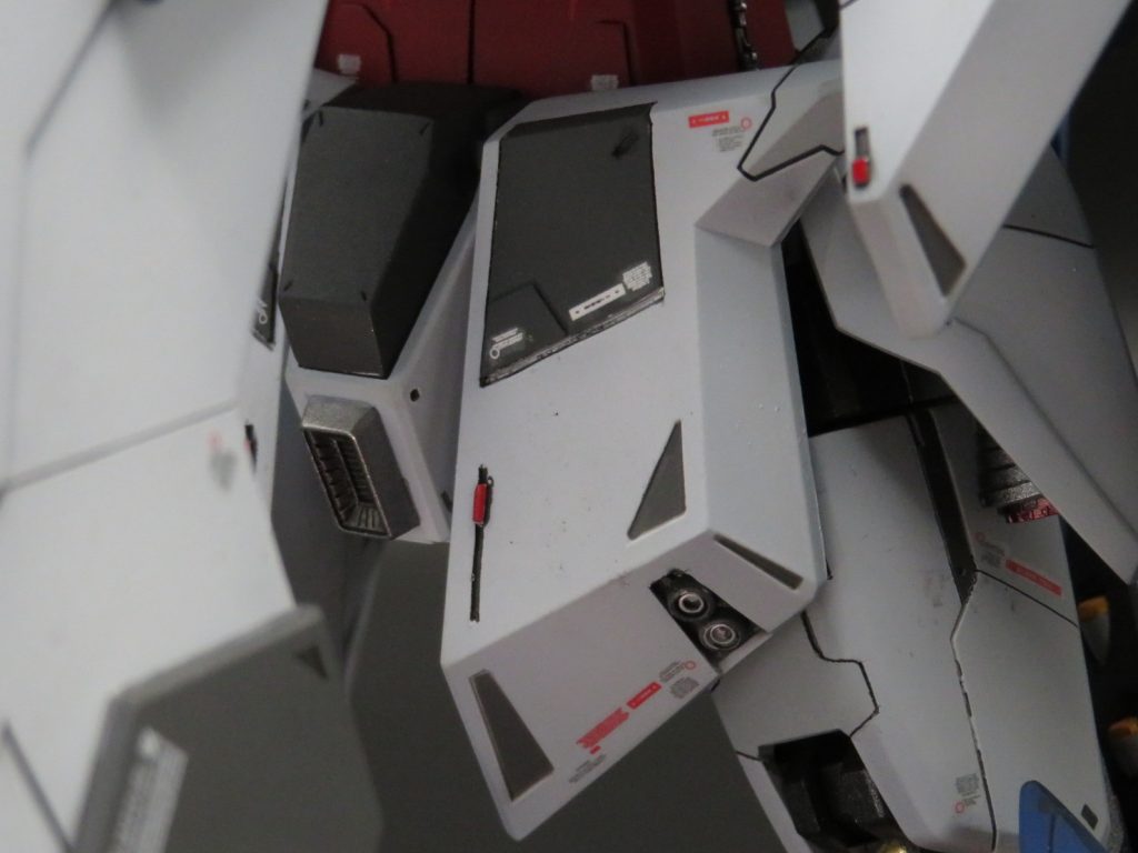 リアアーマーはニューガンダムのデザインを意識してます