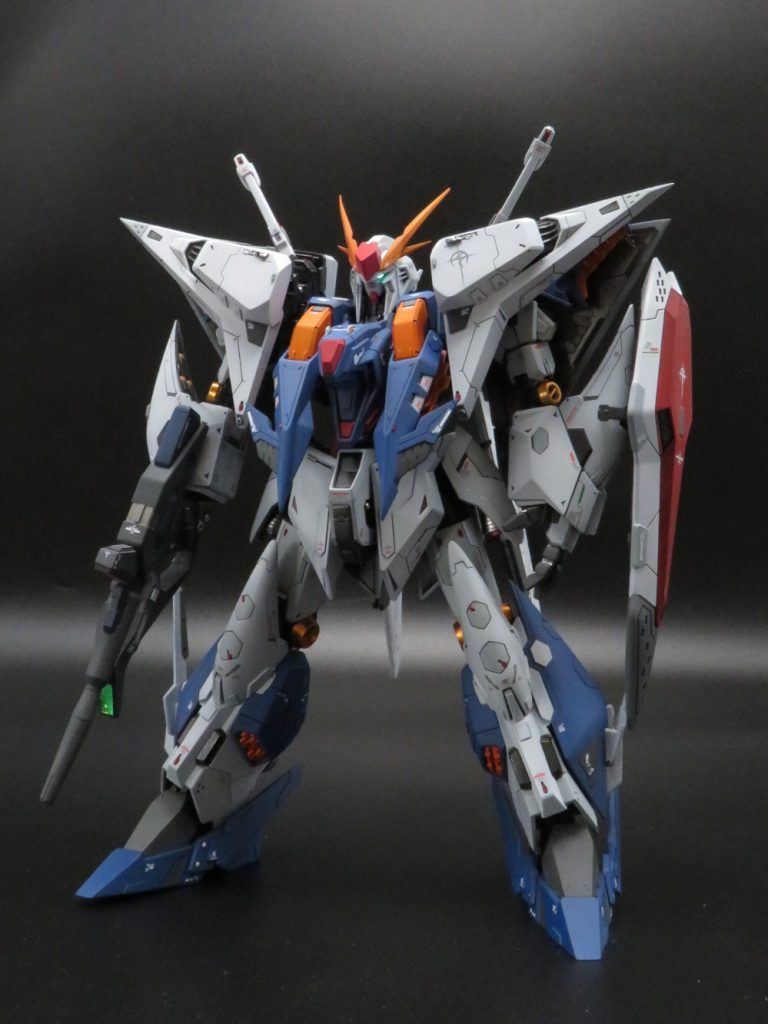 キットはかなりずんぐりしていたので、腰と太股を延長してスタイリッシュにしていますまた、関節のパーツはRGHi-νを参考にメタリックオレンジのようなカラーに