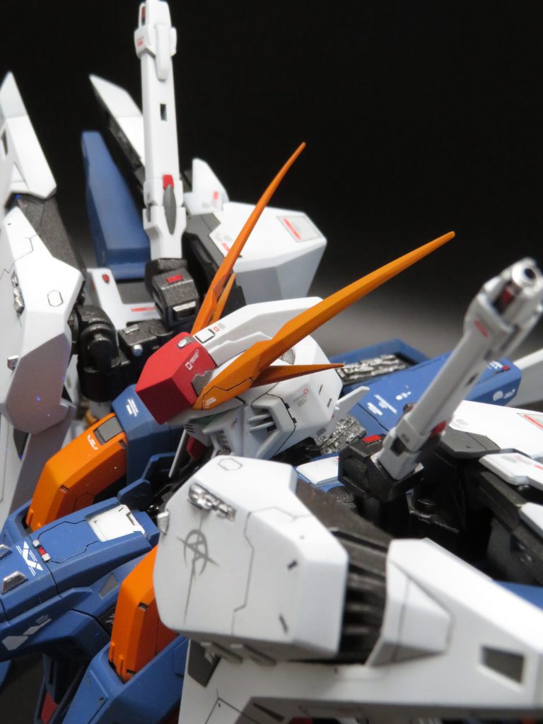 頭部は映画版とゲーム版の中間くらいのデザインにしました。フェイスはHGニューガンダムから移植、トサカと後頭部の小羽はプラ板で製作していますまた、蛍光グリーンを塗っているので、ブラックライトを当てると発光します