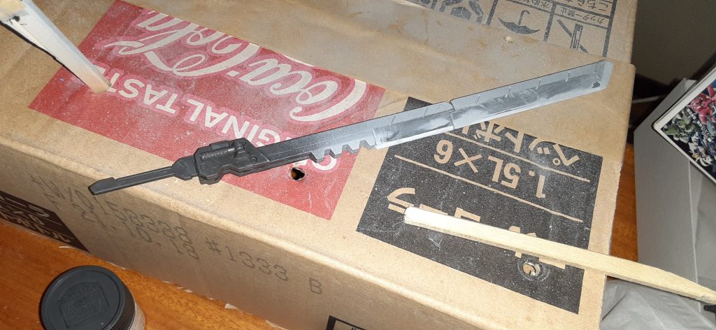 プラ板貼った後サフ吹いて隙間あったのでパテ埋めしてます先端は1.2ミリと0.5ミリ重ねないとシャープ化できませんでした。峰側は段落ち処理です。