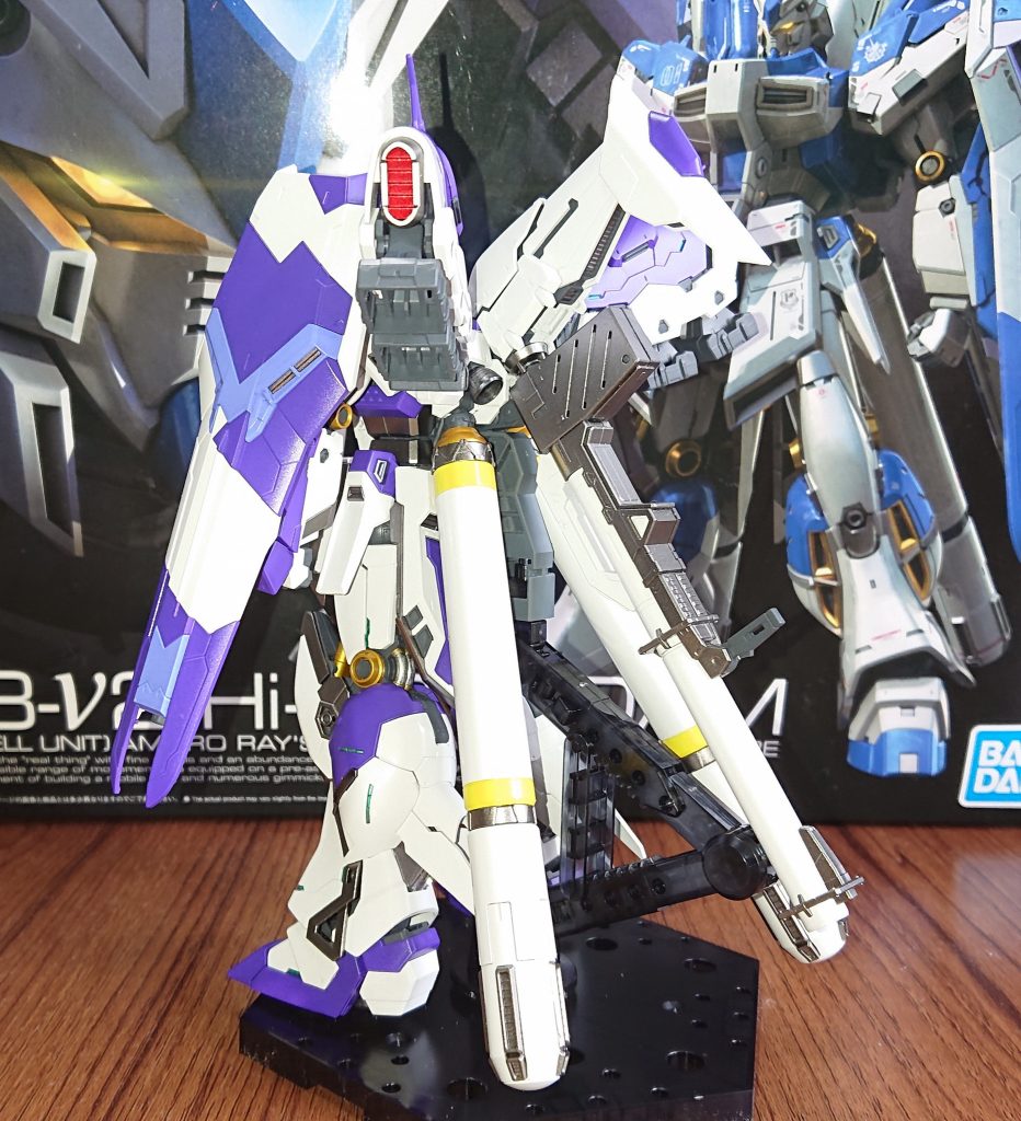 後ろ。プロペラントタンクが白だけじゃつまらない気がしたのでちょっとだけキアライエロー入れてみました。 ファンネルコンテナの横にもガンダムマーカーのロイヤルメカレッドでワンポイントを(笑)