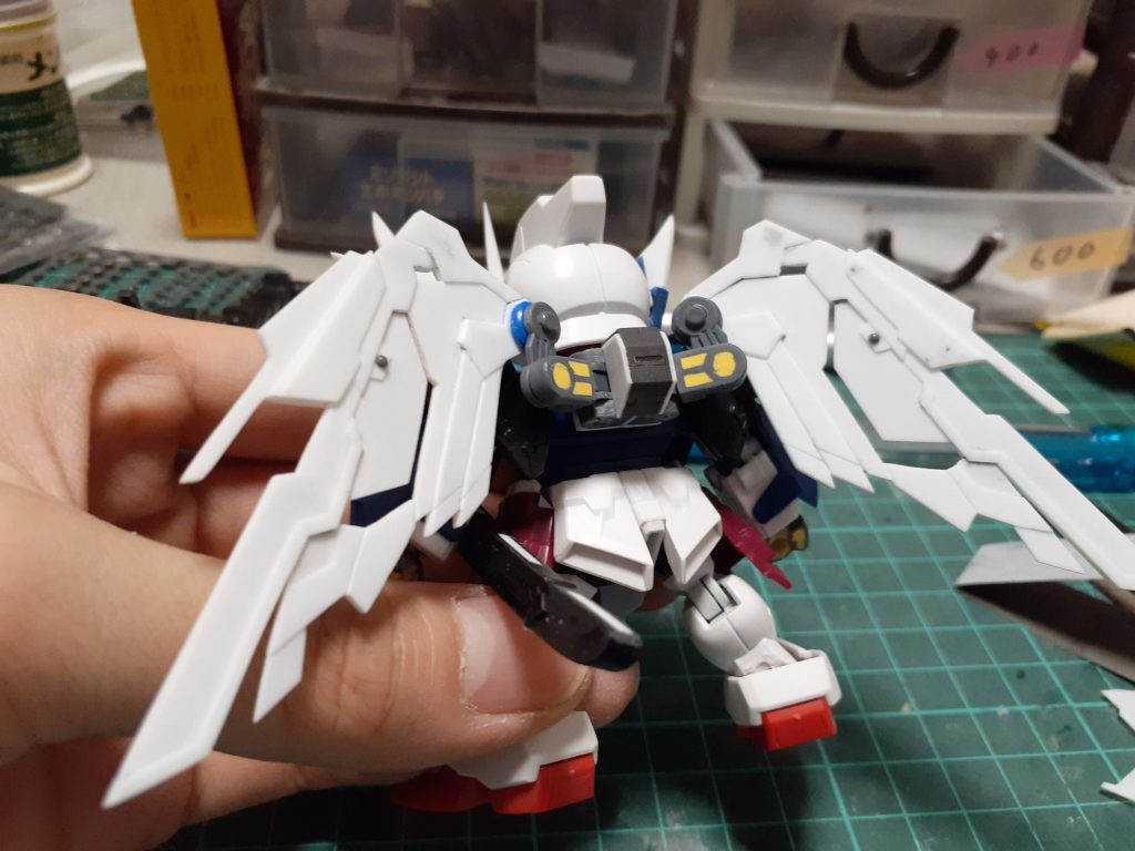 羽は本体とのサイズ感を見ながらスクラッチしました