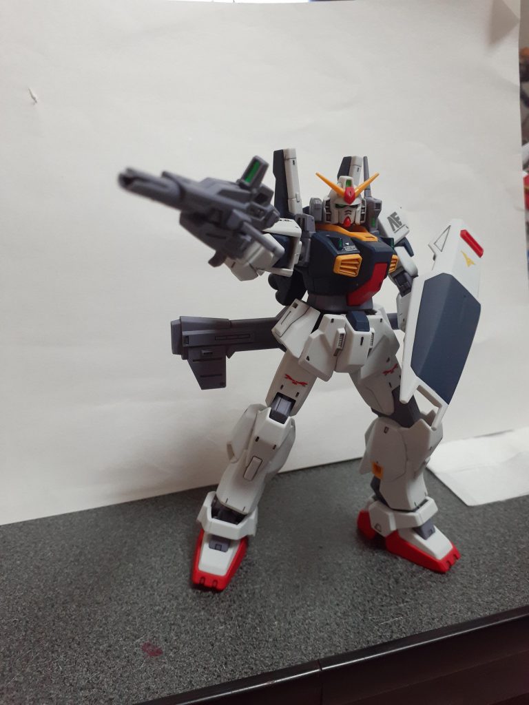 ビームライフル構え。このガッシリしていてシンプルなガンダム感、最高ですね！