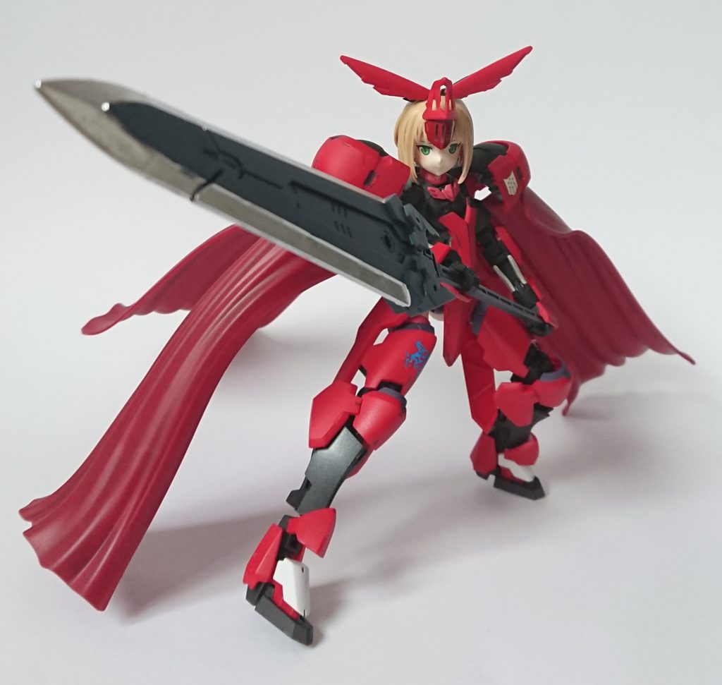 本体の可動とマントをフレキシブルに動くよう改造したので大剣の両手持ちもバッチリ。肩とマントのボールデンは一番大きいジョイントを使用していますので保持も問題無しです。(実は最初、中間の大きさのジョイントを使用したらプラプラになりました。)