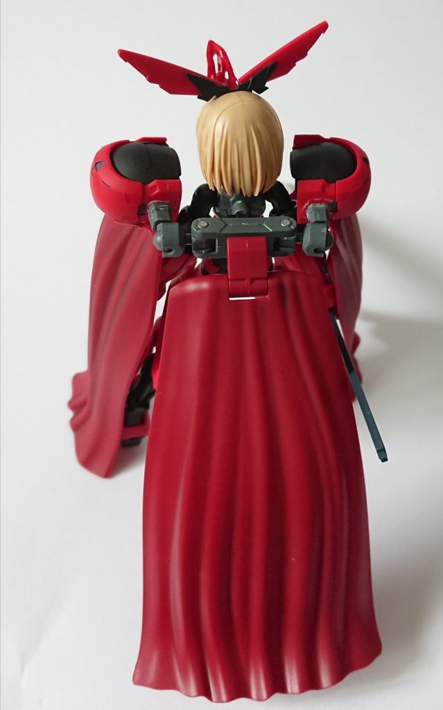 考えていたよりグリムゲルデの肩アーマーが大きかったので、以前作製しましたバルバトス少女のように、バックパックからボールデンアームズのジョイントを用いて取り付けています。また、グリムゲルデの肩アーマー内部も同様にボールデンを仕込みマントの着脱、可動が出来るようにしました。