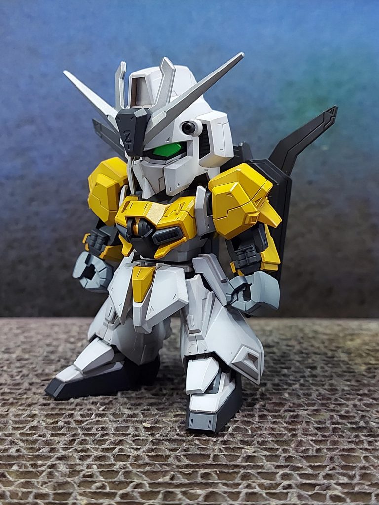 1日目。サフはなしです。黄色部分は茶色を一回吹いて成型色の青味を消して、オレンジの下地を吹いて、ホワイトを混ぜたイエローでグラデーション塗装を施しました。