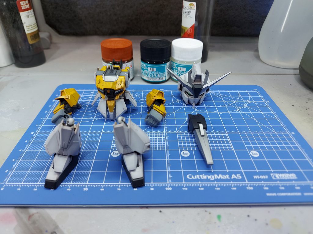 1日目。バラして細部塗装&スミ入れ。基本は水性&マジックリンでやります。匂いがほぼないので不快感が全くないです。水性で塗ったところはエナメルでスミ入れします。