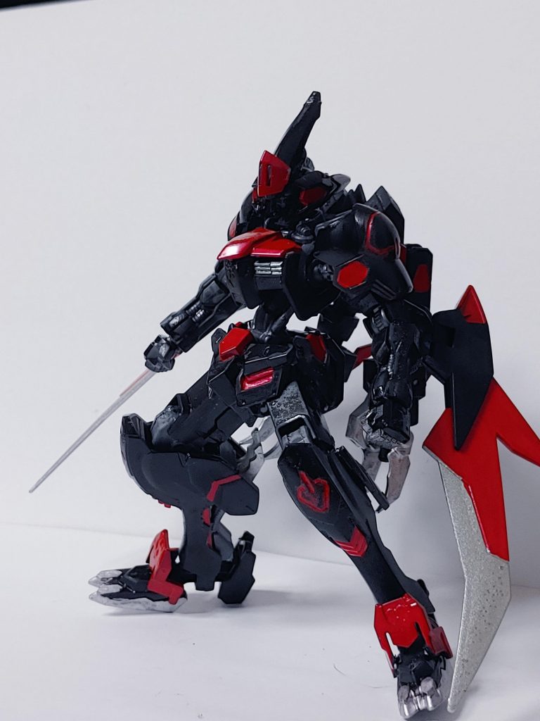 武装①ツインブレイド両肘についているブレイドで、アルトロンのバッグパックをつけました。