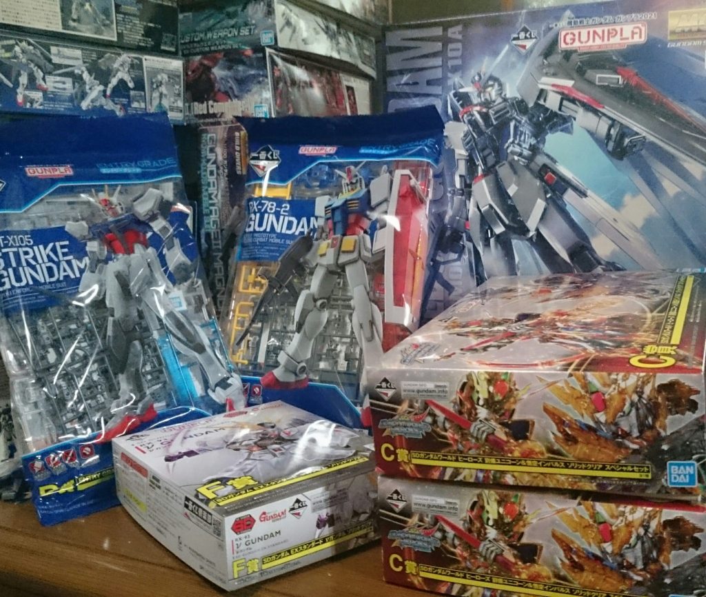 今回の一番くじ、初日に10回。今朝に14回引いたんスけど、結果はこんな感じっス・MGフリーダム・劉備&悟空×2・EGストライク・EGナナハチ・SDEXνガンダム・マグカップ×3(ひとつダブリ)・ビジュアルボード6/8・クリアファイル&ステッカー10/9クリアファイルコンプする前に目当てのもの確保出来てよかったぁ…メガサイズは……大きすぎるのは、ちょっと、ね…