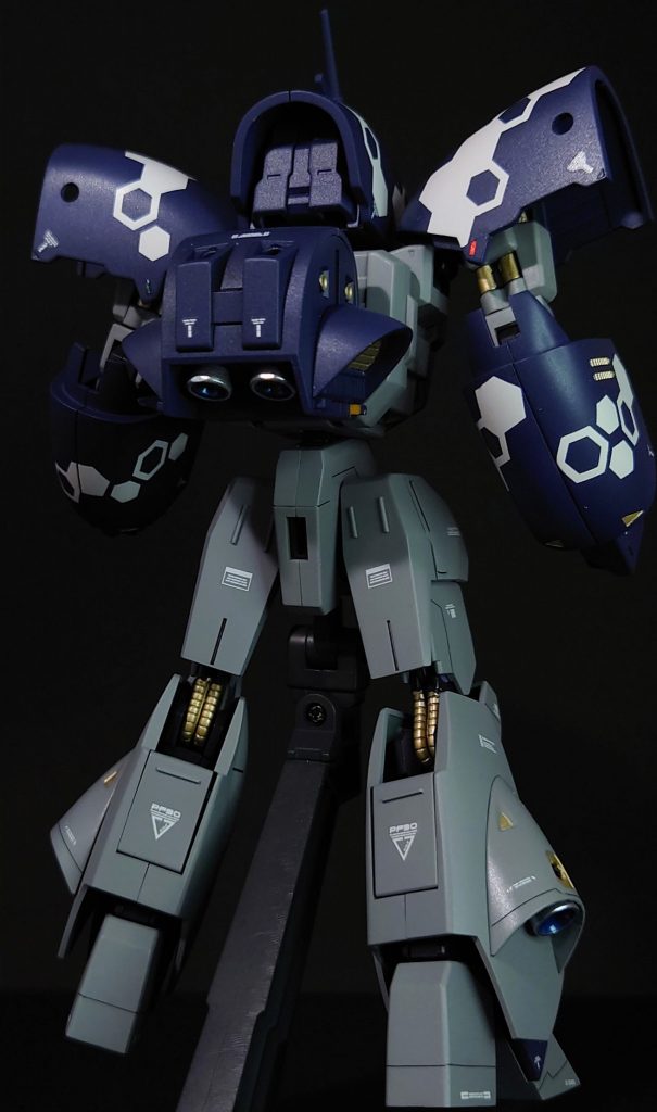 武装なしのフロントショット+バックショット。アッシマーは何も無い大きい面が多い印象を受けましたので、プラ棒やらで細かくディティールアップしまして、素の状態でもカッコ良くなるよう手を加えました。実はZ系の機体を作るのは初めてなのですが、Zに登場する機体は攻めてるデザインが多くて良いですね。