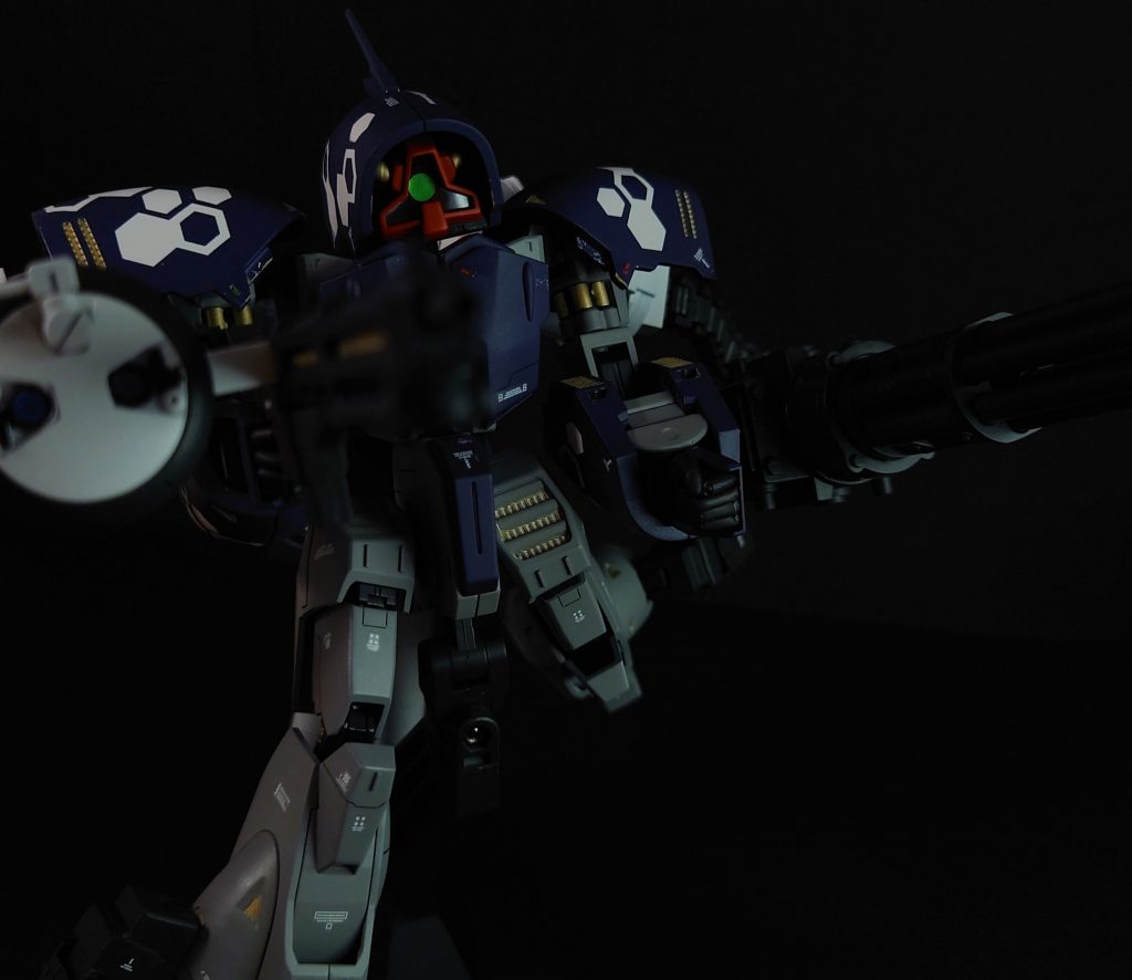 武器を構えての1枚。ビーム・ライフルに装着させたレドームがお気に入り。ただし、可変できるようにプロポーションをそのままにした影響で、あまりアクションポーズは取れないのがちょっと残念ですね…。ですが、自分の技術ではこれが限界でした。