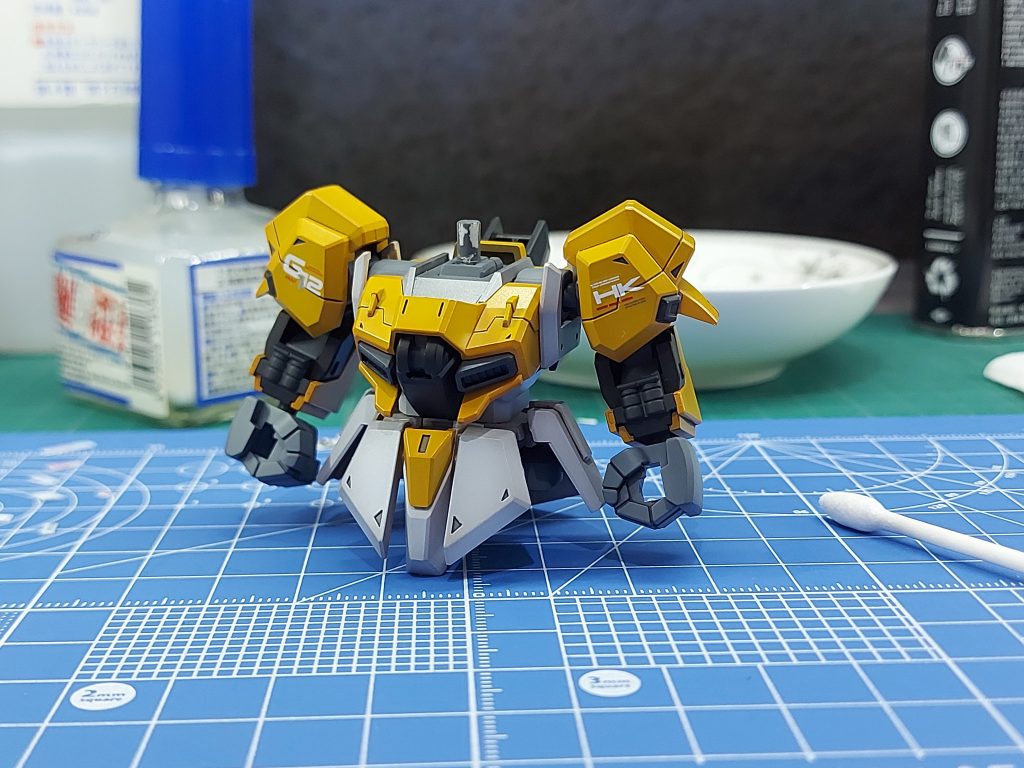 2日目。デカール貼り。市販品を重ねて貼って専用デカールみたいな雰囲気を作ってみました。