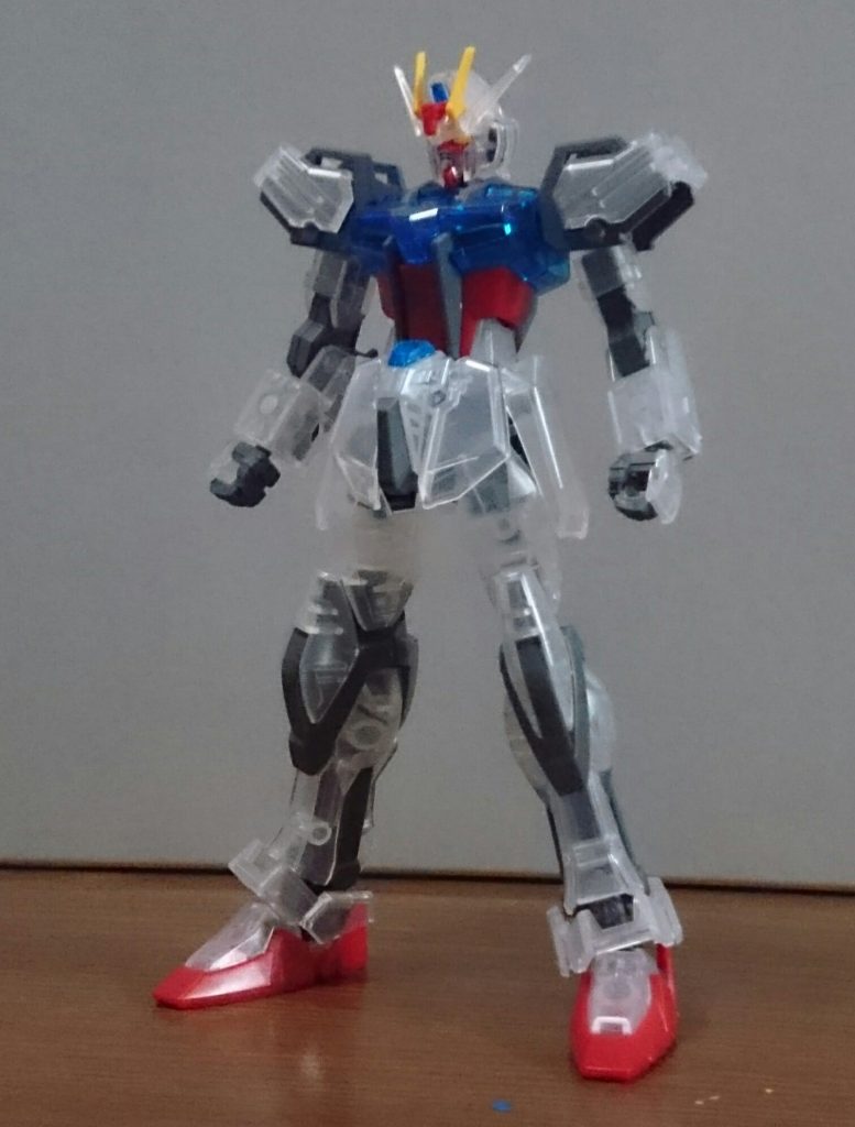ホワイトとブルーのランナーがクリア成形っスね今回マスクのへの字のスミ入れと、頭部センサーのブルーを塗装しただけで、他は素組みっスというか頭部の色分けがHGCEよりも優秀な件について