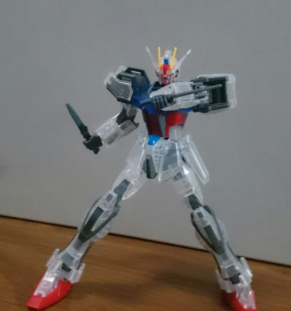 可動域は文句ナシなんスけど、去年のEGナナハチにもあった個体差による緩さがこちらにもあり、右の足首と大腿部の付け根の二ヶ所のボールジョイントが若干ぽろりやすかったっスそれでは以下HGのストライカーパックを~