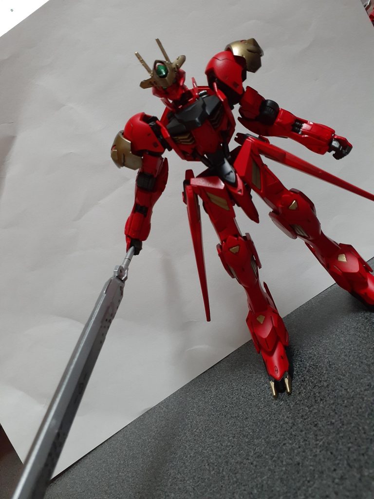 マクギリス事件から幾年後に姿が確認されたというガンダムフレーム。その姿は鉄華団の悪魔と呼ばれたガンダムバルバトスと酷似しており、大きく異なる点はその血のように赤い機体色。角の形状はバルバトスのモノとは違い、所々に傷が見えることから大破したガンダムフレームのモノを流用したと思われる。