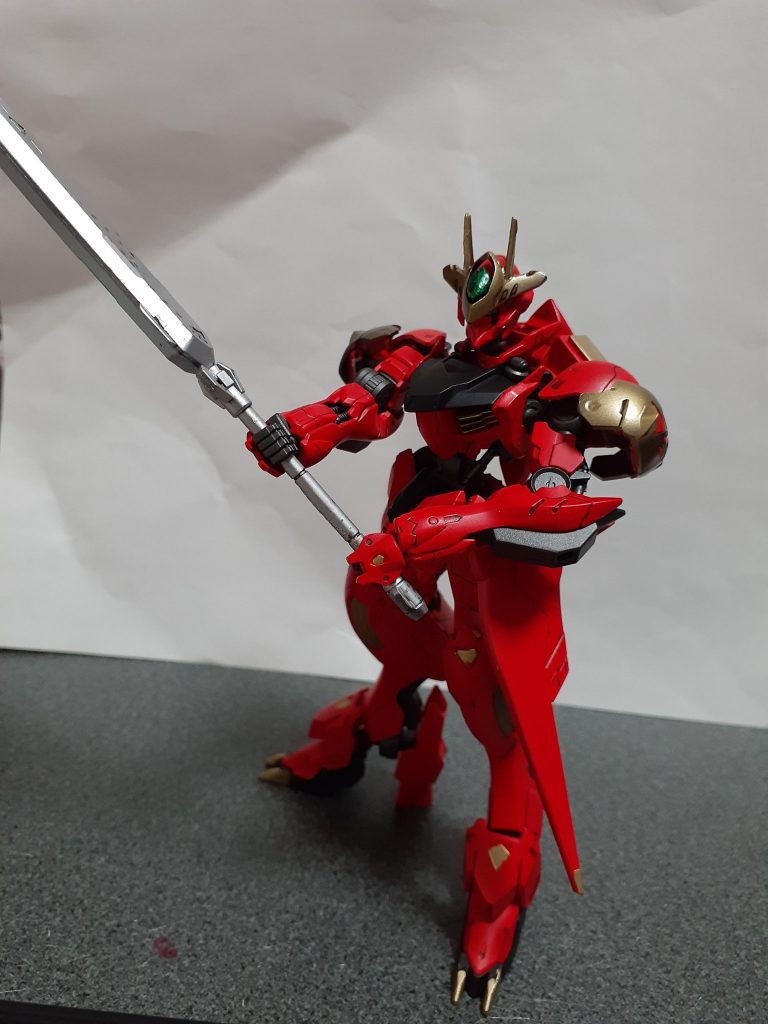 武装は確認された限りでは長大なソードメイスのみ。かつてのバルバトスとは違い武術を思わせる達人然とした戦い方をしていたとのこと。