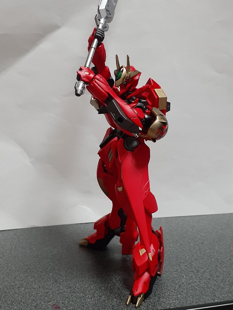 鉄華団ゆかりの者はバルバトスと。ある若者は血華-けっか-と呼ぶ。決して枯れない鉄の華を抱いた若者たち、彼らが流した血を忘れず、吸い上げ新しい華となる。憎しみではなく前へ進む為の力となれ。その決意を名付けられたガンダムは、歴史の裏で幾度も火星で戦闘を行ったと言う。その姿は悪魔というより、乙女を守る騎士のようであった。