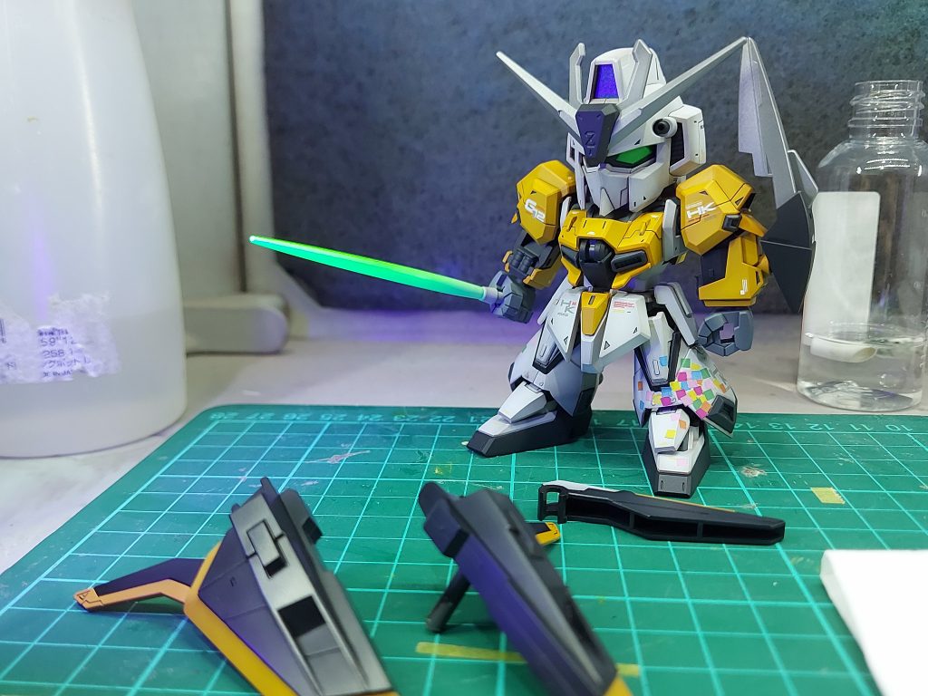 唯一マスキング塗装したところ。洗浄してないので塗装する前にテープを貼る予定の部分は600番でなでます。マスキングテープは何回皮膚に貼って粘度を落します。