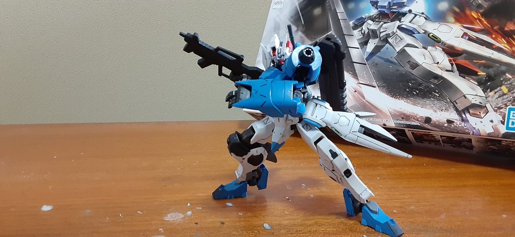 左肩はビルダーツパーツのスパイクセットの根元パーツを削ってジャーマングレーにライフルはタミヤセメントで合わせ目消して艶消し黒に塗装